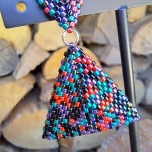 Confetti Kralenoorbellen Gunmetal – handgemaakt met zwart, paars, roze & groen metallic Miyuki kralen (5 cm)