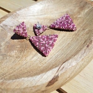 Confetti Kralenoorbellen Mystic Mauve – handgemaakt met mauve & roségoud Miyuki kralen en RVS oorstekers (5 cm)