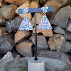 Confetti Kralenoorbellen Pastel Parelmoer – handgemaakt met roze, blauw, wit & paars met parelmoerglans (5 cm)