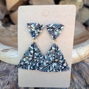 Confetti Kralenoorbellen Winter Woolies – handgemaakt met zwart, blauw, bruin & grijs metallic Miyuki kralen (5 cm)