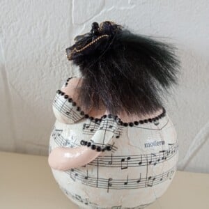 Dikke dame in zwart wit,handgemaakt en uniek,14 cm,mixed media,deco art