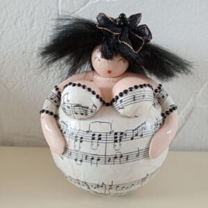Dikke dame in zwart wit,handgemaakt en uniek,14 cm,mixed media,deco art