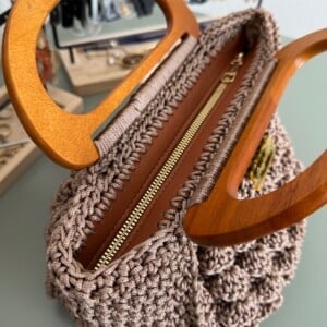 Elegant & Tijdloos – Neutrale gehaakte tas met klassieke look