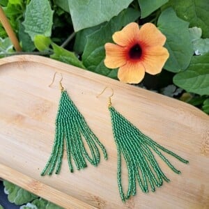 Fringe oorbellen Green Goddess – groen, glaskralen, 8,5 cm lang