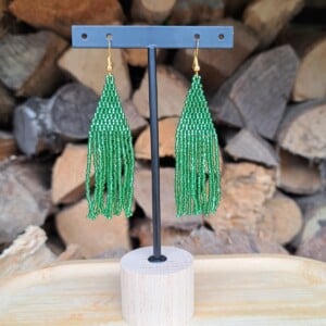 Fringe oorbellen Green Goddess – groen, glaskralen, 8,5 cm lang