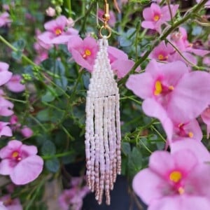 Fringe oorbellen Pink Whisper – ombre wit-roze, glaskralen, verguld zilver, 10 cm lang