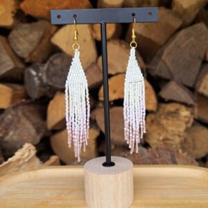 Fringe oorbellen Pink Whisper – ombre wit-roze, glaskralen, verguld zilver, 10 cm lang