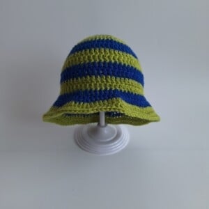Gehaakt baby zonnehoedje 'Groen en blauw'