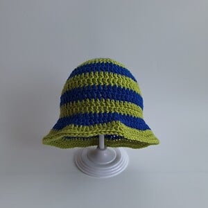 Gehaakt baby zonnehoedje 'Groen en blauw'
