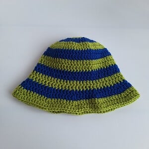 Gehaakt baby zonnehoedje 'Groen en blauw'