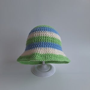 Gehaakt baby zonnehoedje 'Groen, blauw en crème'