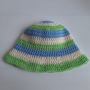 Gehaakt baby zonnehoedje 'Groen, blauw en crème'