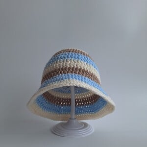 Gehaakt baby zonnehoedje 'Lichtblauw, beige en crème'