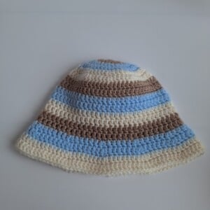 Gehaakt baby zonnehoedje 'Lichtblauw, beige en crème'