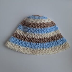 Gehaakt baby zonnehoedje 'Lichtblauw, beige en crème'