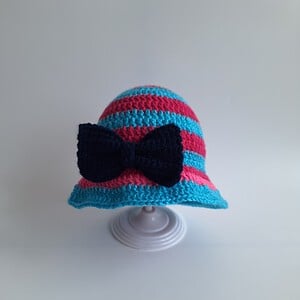 Gehaakt baby zonnehoedje 'Roze en blauw met strik'