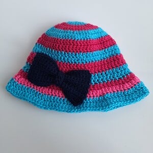 Gehaakt baby zonnehoedje 'Roze en blauw met strik'