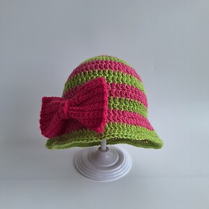 Gehaakt baby zonnehoedje 'Roze en groen met strikje'