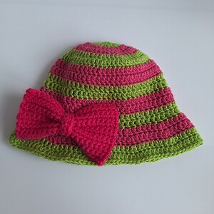 Gehaakt baby zonnehoedje 'Roze en groen met strikje'