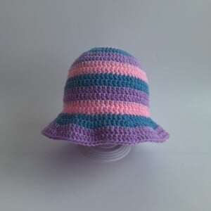 Gehaakt baby zonnehoedje 'Roze, blauw en lila'