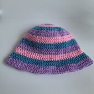 Gehaakt baby zonnehoedje 'Roze, blauw en lila'