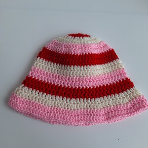 Gehaakt baby zonnehoedje 'Roze, rood en crème'