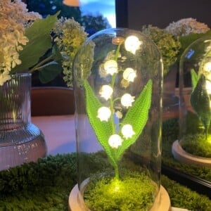 Gehaakte Lelietjes-van-dalen Lamp in Glazen Stolp