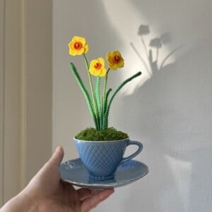 Gehaakte Narcisbloemen in Theekopjes
