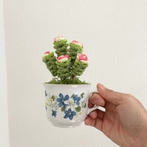 Gehaakte Vetplant in Theekopje– Zachte Sculptuur met Handgeverfde Details