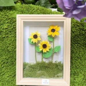 Gehaakte Zonnebloemlamp in Fotolijstje met Mosbasis