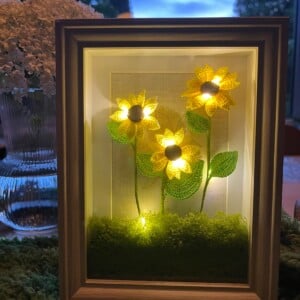 Gehaakte Zonnebloemlamp in Fotolijstje met Mosbasis
