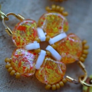 Gele bloemen oorbellen met emaille blad