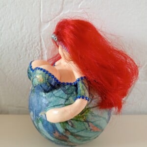 Ginger,dik dametje met felrood haar,handgemaakt en uniek,14  cm,mixed media