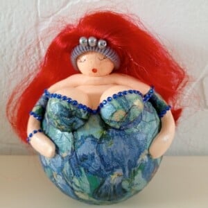 Ginger,dik dametje met felrood haar,handgemaakt en uniek,14  cm,mixed media