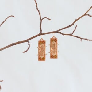 Golden Blossom | Handgeweven Geometrische Kralenoorbellen voor Gevoelige Oren