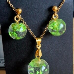Groene balletjes oorbellen en ketting setje