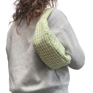 Groene geruite schoudertas van gerecyclede broek – met tropische voering