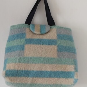Handgemaakte tas van vintage deken – duurzame shopper met hergebruikte voeringstof.
