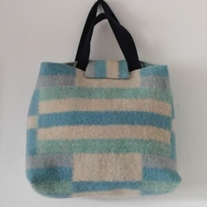 Handgemaakte tas van vintage deken – duurzame shopper met hergebruikte voeringstof.