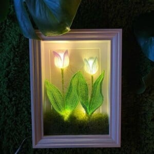 Handgemaakte Gehaakte Tulp Lamp – Sfeervolle Bloemenverlichting in Lijst