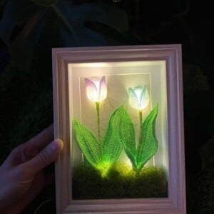 Handgemaakte Gehaakte Tulp Lamp – Sfeervolle Bloemenverlichting in Lijst