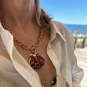 Handgemaakte statement Indy ketting met tijgerschelp