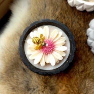 Kaarsje met margriet en bijtje