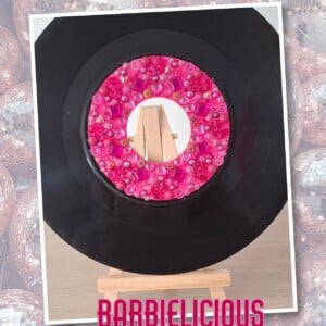 Kunst van vinyl: versierde LP 'Barbielicious'