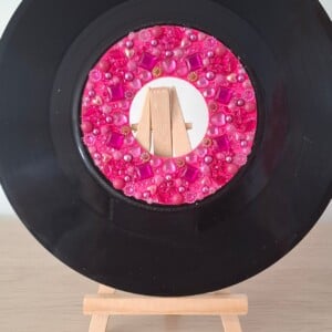 Kunst van vinyl: versierde LP 'Barbielicious'