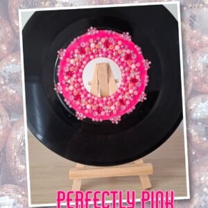 Kunst van vinyl: versierde LP 'Perfectly Pink'