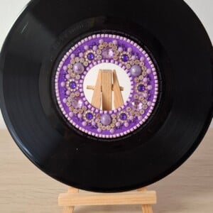 Kunst van vinyl: versierde LP 'Purple Lace'