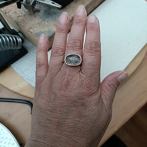 Lodoliet kwarts ring, gezet in zilver met messing