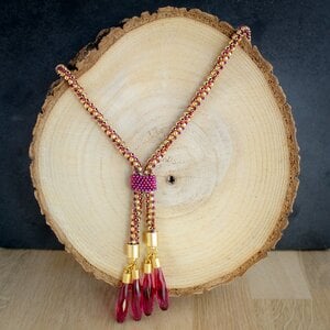 Luxe ketting met tourmalijn kwarts en 24k vergulde kralen – perfect voor feestelijke gelegenheden.