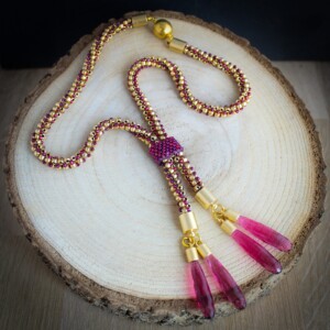 Luxe ketting met tourmalijn kwarts en 24k vergulde kralen – perfect voor feestelijke gelegenheden.